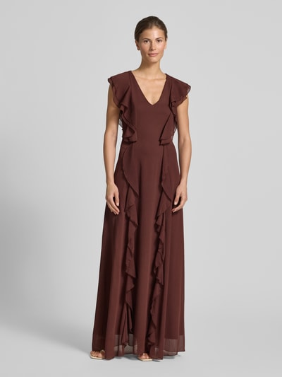 Frauenmodel trägt Abendkleid mit Schmetterlingsärmeln und Volants von Rinascimento aus Chiffon, Taillierter Schnitt, Maxikleid, V-Ausschnitt, Rückenlänge bei Größe S 148 cm, Brustweite 40 cm, Ärmellänge 9 cm, Ganzkörperansicht von vorne.