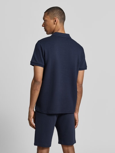 Männermodel trägt Regular Fit Strick-Poloshirt mit V-Ausschnitt von MCNEAL aus Baumwoll-Mix mit Stretch-Anteil in Navy, Ganzkörperansicht Rückansicht. Rückenlänge bei Größe M: 70 cm.