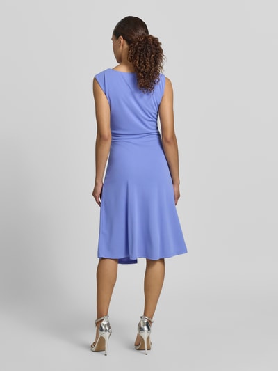 Frauenmodel trägt Cocktailkleid mit U-Boot-Ausschnitt Modell 'Arlene' von GUIDO MARIA KRETSCHMER WOMAN in Flieder, Körpernaher-Schnitt, Midikleid, mit Raffungen und Zierschnalle, Rückenlänge 37 cm, Brustweite 30 cm, Ganzkörperansicht Rückansicht.