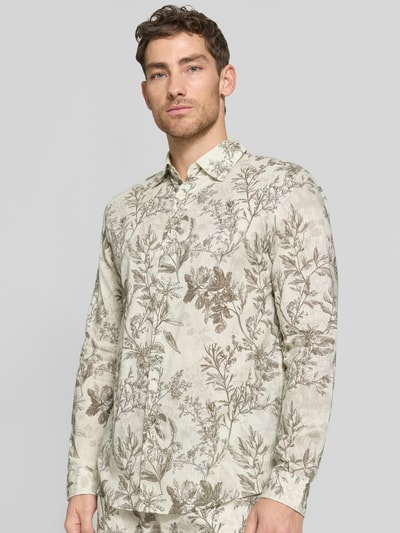 Männermodel trägt Regular Fit Freizeithemd aus Leinen-Baumwoll-Mix mit Kentkragen von MCNEAL, florales Muster, Ganzkörperansicht von vorne.