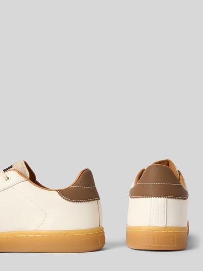 Produktfoto, Sneaker aus Leder-Mix mit Logo-Detail Modell 'Lowell' von Blauer USA, braune und cremefarbene Farben, glatte Sohle, abgerundete Passform, Schnürverschluss, seitliche und Rückansicht, sichtbare Struktur des Materials, Herren Sneaker, Absatzhöhe 3 cm, Schafthöhe 8 cm, Schaftweite 7 cm