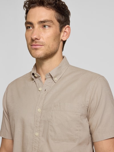 Männermodel trägt Regular Fit Freizeithemd mit Button-Down-Kragen von camel active, mix van katoen en linnen, borstzak, labelstitching, ruglengte maat M 76 cm, schouderbreedte 41 cm, mouwlengte 24 cm, Nahaufnahme Oberkörper