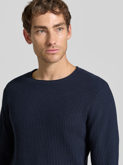 Männermodel trägt gebreide pullover met structuurpatroon Model 'BLUMASON' van JACK & JONES, puur katoen, recht model, ronde hals, labelpatch, Nahaufnahme Oberkörper