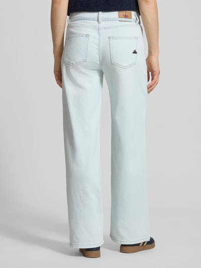 Frauenmodel trägt Wide Leg Jeans mit Bindegürtel von Buena Vista in hellem Blau, Baumwoll-Mix mit Stretch, Rückenansicht Ganzkörperansicht.