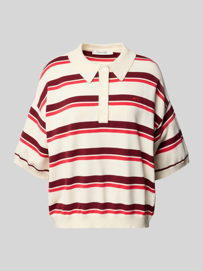 Produktfoto, Relaxed Fit Poloshirt aus Viskose-Mix Modell 'Taia' von Gestuz, paski w kolorach kremowym, bordowym, czerwonym, krój relaxed fit, polokragek, półrękaw, dzianinowa faktura, elastyczne zakończenia