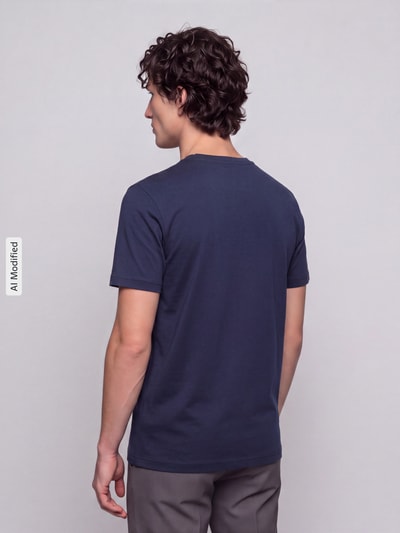 Männermodel trägt T-Shirt mit Rundhalsausschnitt von Christian Berg Men in Dunkelblau, gerade Passform, Kurzarm, Ganzkörperansicht Rückansicht, KI-modifiziertes Bild