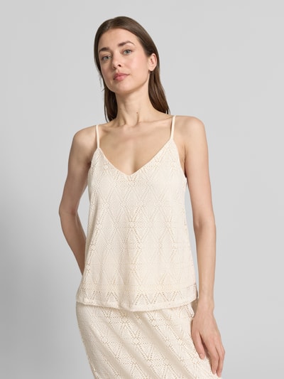 Frauenmodel trägt Regular Fit Top mit Spitze Modell 'MAYA' von Vero Moda, cremefarben, V-Ausschnitt, unifarben, Nahaufnahme Oberkörper.