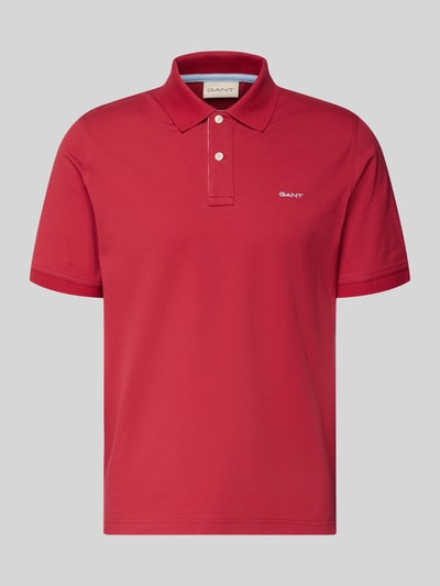 Produktfoto, rotes Regular Fit Poloshirt mit Logo-Stitching von Gant aus elastischem Baumwoll-Mix, Polokragen, kurze Ärmel, glatte Textur