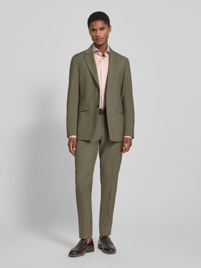 Männermodel trägt Slim Fit Businesshemd aus reiner Baumwolle Modell 'H-HANK-SP-B1' von BOSS, Herren Businesshemd, Ganzkörperansicht von vorne.