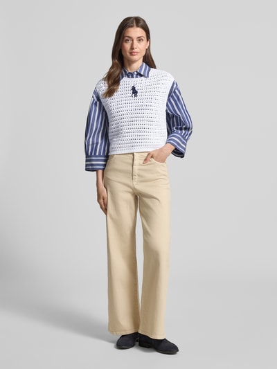 Kobiece model nosi Regular Fit Pullunder aus reiner Baumwolle von Polo Ralph Lauren, efekt: jednolity kolor, krój regular fit, faktura, wyhaftowane logo, okrągły dekolt, dzianina, bawełna, widok na całe ciało z przodu.