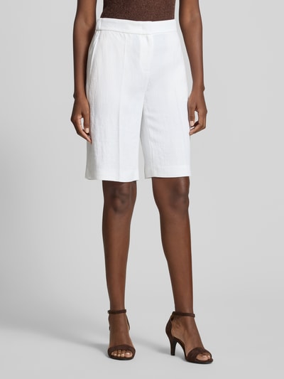 Frauenmodel trägt weiße Regular Fit Bermudas aus Leinen-Viskose-Mix Modell 'TIANALA' von BOSS mit Melange-Optik, Nahaufnahme Oberkörper