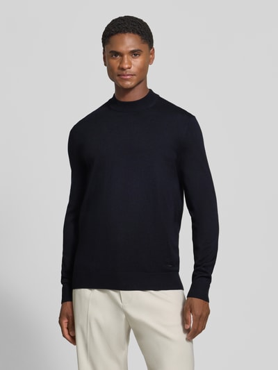 Mannelijk model draagt Regular fit pullover uit pure scheerwol model 'Davide' van JOOP! collectie, donkerblauw, voorkant, Ganzkörperansicht von vorne.