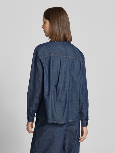 Modelka kobieca nosi Regular Fit Jeanshemd mit Hemdblusenkragen Modell 'ARCHER' od ICHI, czysta bawełna, widok całej sylwetki z tyłu.