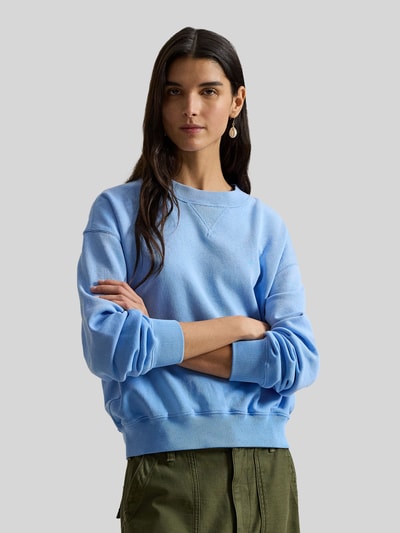 Modelka kobieta ma na sobie Comfort Fit Sweatshirt aus Baumwoll-Mix od Polo Ralph Lauren, jednolity kolor, logo, krój comfort fit, bawełniany materiał, długie rękawy, ściągacze; ujęcie całego ciała z przodu.