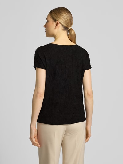 Frauenmodel trägt damski t-shirt Relaxed Fit T-Shirt mit Strukturmuster von s.Oliver RED LABEL, efekt: jednolity kolor, z fakturą, krój relaxed fit, okrągły dekolt, rękaw: krótki rękaw, wykończenie materiału: marszczenie, Ganzkörperansicht Rückansicht