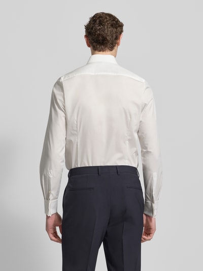 Männermodel trägt Body Fit Business-Hemd mit Kentkragen von OLYMP Level Five, Baumwoll-Elasthan-Mix, Rückenlänge 81 cm, Schulterbreite 43 cm, Ärmellänge 68 cm, Weiß, glatte Struktur, Ganzkörperansicht Rückansicht.