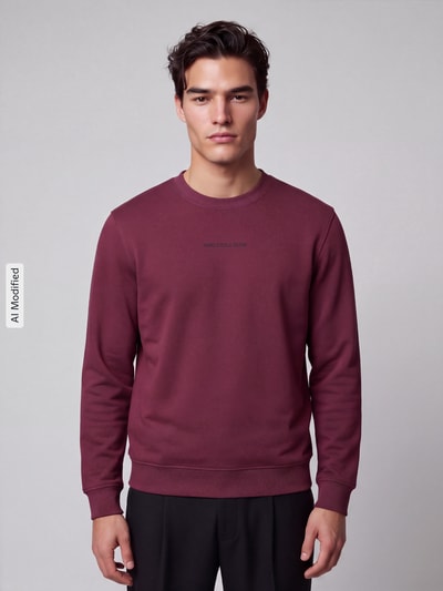 Mężczyzna model nosi Regular Fit Sweatshirt aus reiner Baumwolle von Marc O'Polo DENIM, gładka bordowa bluza, Ganzkörperansicht von vorne, KI-modifiziertes Bild.