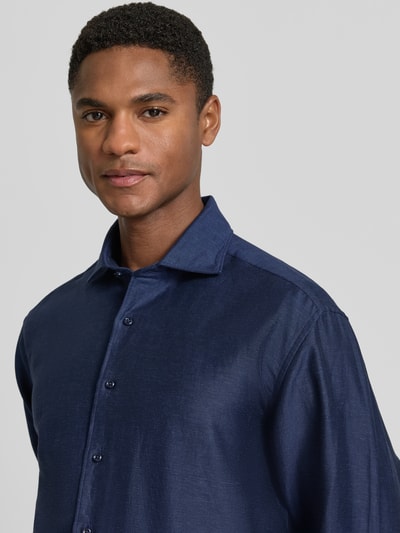 Männermodel trägt Regular Fit Business-Hemd mit Kentkragen von ETERNA in Dunkelblau, Baumwoll-Leinen-Mix, Nahaufnahme Oberkörper.
