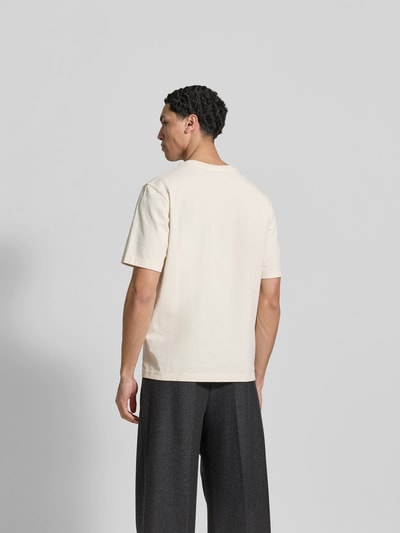 Männermodel trägt Regular Fit T-Shirt aus Baumwolle von MAISON KITSUNÉ in Creme mit kurzen Ärmeln, Ganzkörperansicht Rückansicht.