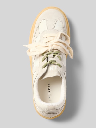 Produktfoto, Sneaker aus Leder Modell 'LYNN' von INUIKII in Weiß mit abgerundeter Spitze, Schnürung, Gummisohle, Absatzhöhe 3 cm, Schafthöhe 7 cm, Schaftweite 7 cm, beige Sohle, glatte Textur und klaren Nähten, Damen Sneaker.