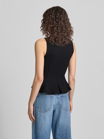 Männermodel trägt Slim Fit Top in Falten-Optik von Gina Tricot, elastyczna mieszanka materiałów, krój slim fit, krój bez rękawów, długość tyłu w rozmiarze S: 50 cm, widok całej sylwetki od tyłu