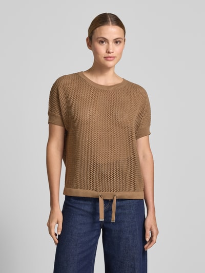 Frauenmodel trägt Strickpullover mit Ziersteinbesatz und Tunnelzug von monari aus Reine Baumwolle, Relaxed-Fit, Rundhalsausschnitt, Ganzkörperansicht von vorne.