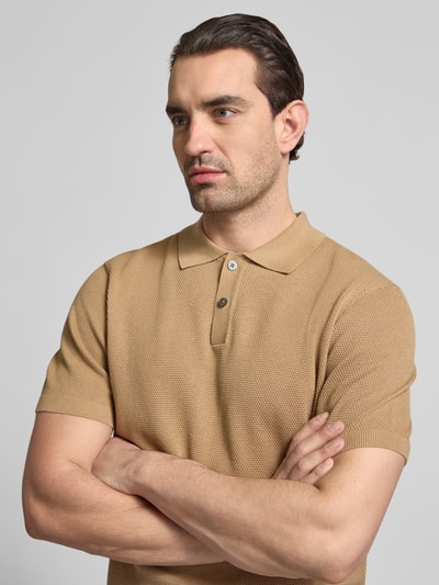 Männermodel trägt Slim Fit Poloshirt mit Strukturmuster Modell 'Johan' von Christian Berg Men aus reiner Baumwolle, Nahaufnahme Oberkörper.