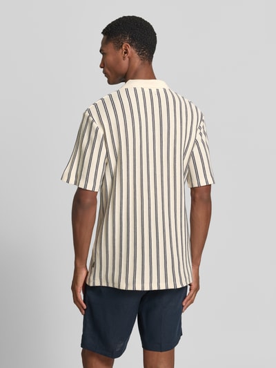 Männermodel trägt Regular Fit Poloshirt mit V-Ausschnitt Modell 'HARRY' von Jack & Jones Premium, gestreift, Baumwoll-Mix, Ganzkörperansicht Rückansicht.