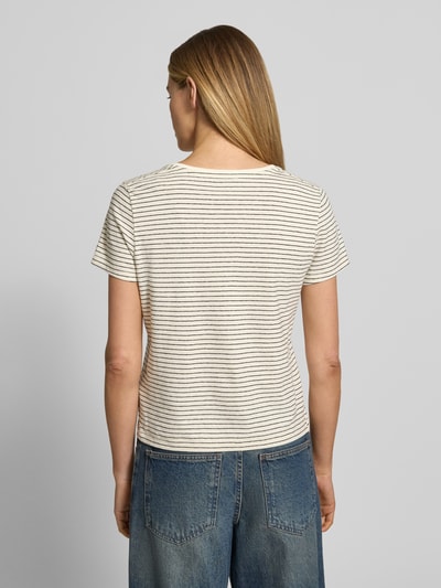 Vrouwenmodel draagt Regular Fit T-shirt uit mix van katoen en linnen van Tommy Hilfiger, gestreept, melangelook, gestikt logo, korte mouw, V-hals, all-over motief, gemêleerde structuur, geheel te zien van achteren.