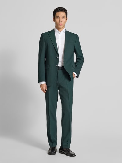 Männermodel trägt Regular Fit Anzughose mit Schurwoll-Anteil Modell 'LEON' von BOSS, Bi-Color Optik, Bügelfalten, seitliche Eingrifftaschen, Ganzkörperansicht von vorne.