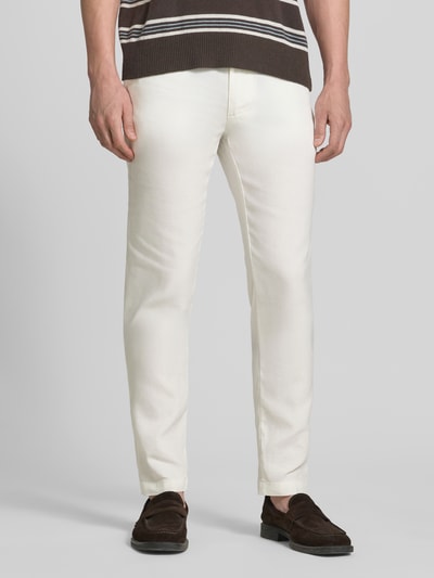 Männermodel trägt Modern Fit Straight Leg Hose aus Leinen-Mix Modell 'KANE1' von BOSS, Optik: Unifarben, Regular-Fit, Nahaufnahme Unterkörper.