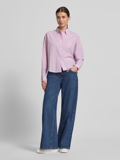 Kobiece modelka nosi bluzkę koszulową 'Relaxed Fit Hemdbluse aus reiner Baumwolle' od Marc O'Polo, efekt: wzór w paski, krój relaxed fit, kształt kołnierza: kołnierzyk koszulowy, pas na plecach, zapięcie: listwa guzikowa, rękawy: długi rękaw z mankietem, wykończenie: zaokrąglony dół, materiał: bawełna. Ganzkörperansicht von vorne.