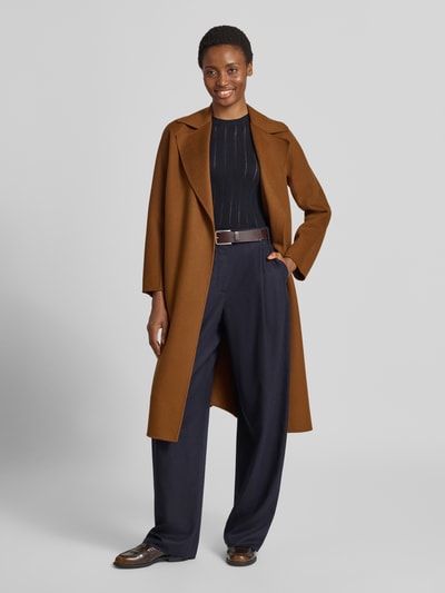 Vrouwenmodel draagt Regular fit lange wollen jas met kasjmier-aanteil model 'CLES' van Max Mara Studio in bruin, dames, wollen stof, volledige lichaamsvoorzijde.