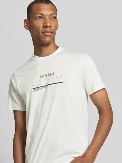 Mannenmodel draagt Slim Fit T-Shirt uit puur katoen met logoprint van Armani Exchange, heren t-shirt, witte kleur, korte mouw, nahaufnahme bovenlichaam. Ruglengte bij maat M: 67 cm.