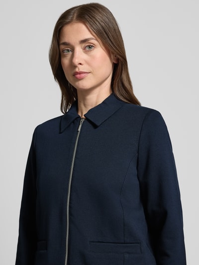 Vrouwenmodel draagt Regular Fit Kurzblazer aus Baumwoll-Mix van Tom Tailor, look: effen, platte kraag, ritssluiting, lange mouw, zij-steekzakken, materiaalverwerking: ottoman-rib, Nahaufnahme bovenlichaam.