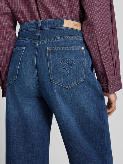 Vrouwenmodel draagt Tapered Fit Jeans uit zuiver katoen van JOOP!, blauwe katoendenim, dames relaxed fit jeans van JOOP!, detailopname rugaanzicht