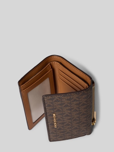 Produktfoto, portfel Portemonnaie mit Logo-Muster Modell 'BRYANT' von MICHAEL Michael Kors, główna przegroda z zapięciem na zatrzask, wzór z logo, aplikacja z logo, różne przegródki, brązowy z beżowym wnętrzem, tekstura skóropodobna