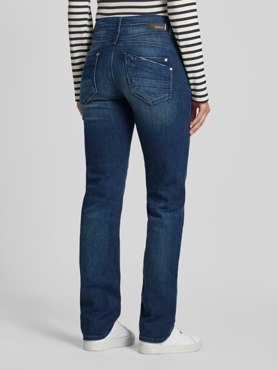 Frauenmodel trägt dunkelblaue Straight Fit Jeans aus Baumwoll-Mix Modell 'AMELIE' von GANG, Damen Wide & Loose Fit Jeans, Ganzkörperansicht Rückansicht.