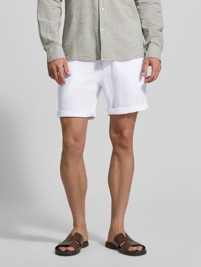 Męski model nosi Leinenshorts mit Bindegürtel und Gesäßtaschen von MCNEAL z lnu, krój straight fit, białe, wiązany pasek, wpuszczane kieszenie, zakładka na nogawkach, kieszenie z tyłu z wypustką i guzikami, wyhaftowane logo, szerokość w rozmiarze M 45 cm, długość wewnętrzna nogawki 16 cm, całkowity widok z przodu.