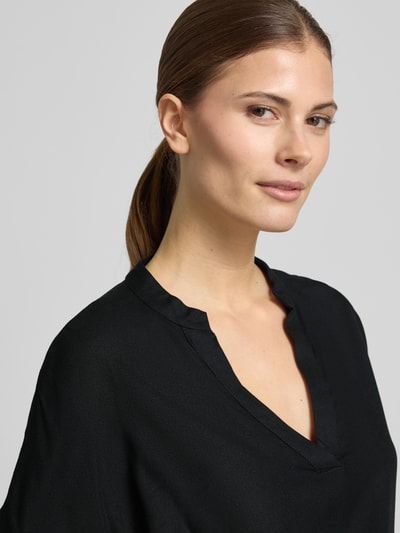 Kobiece modelka nosi Relaxed Fit Blusenshirt aus reiner Viskose Modell 'BEAUTY' von Vero Moda, efekt: jednolity kolor, dekolt w serek, tunika, krótki rękaw, zakończenie rękawów: brzeg, materiał: wiskoza, zbliżenie na górną część ciała