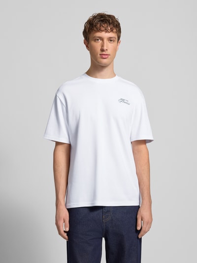 Męski model nosi Regular Fit T-Shirt aus Baumwoll-Mix Modell 'CASPIAN' von Only & Sons, efekt: jednolity kolor, napis, okrągły dekolt, krótki rękaw, mieszanka bawełny, Ganzkörperansicht von vorne.
