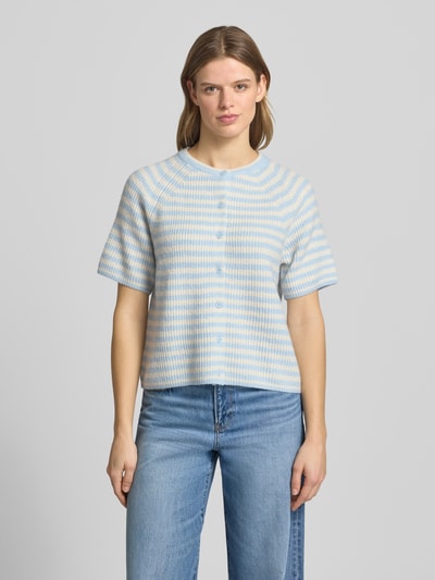 Vrouwenmodel draagt Regular Fit gebreid jack met wol-aandeel model 'MALOU' van Pieces, meerkleurige look, gestreept patroon, korte mouw, ronde hals, raglanmouwen, knoopsluiting, ribtricot materiaalverwerking, vooraanzicht bovenlichaam