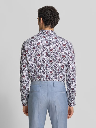 Männermodel trägt Slim Fit Businesshemd aus reiner Baumwolle von Seidensticker, florales Muster in Weiß, Blau und Rot, Ganzkörperansicht Rückansicht, Herren Businesshemd von Seidensticker.