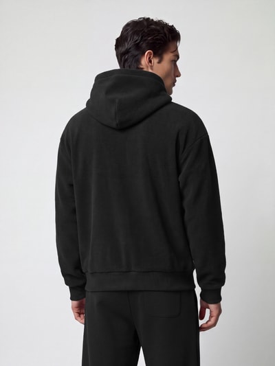 Männermodel trägt Regular Fit Sweatshirt mit Teddyfleece-Kapuze von BOSS, unifarben, Kängurutasche, Rückansicht, Ganzkörperansicht Rückansicht.