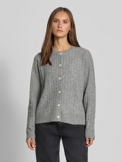 Frauenmodel trägt graue Regular Fit Strickjacke mit Woll-Anteil Modell 'SILLY' von PIECES, Damen Strickjacke, Ganzkörperansicht von vorne.