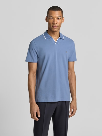 Męski model nosi Modern Fit Poloshirt mit Logo-Stitching od Christian Berg Men, czysta bawełna, krój modern fit, niebieski, widok całej sylwetki z przodu.