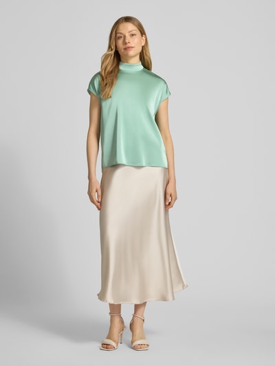 Frauenmodel trägt Blusenshirt mit Stehkragen von Jake*s Collection in Mintgrün, Material-Mix mit Stretch-Anteil, Regular-Fit, Rückseitiger Reißverschluss, Rückenlänge bei Größe 38: 59 cm, Ganzkörperansicht von vorne
