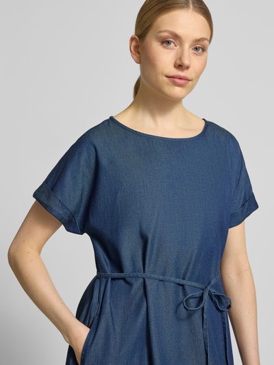Vrouwenmodel draagt Knielanges Kleid mit Bindegürtel van Christian Berg Woman in Lyocell-katoenmix, rechte fit, ronde hals, knielang, bindriem, borstwijdte 53 cm bij maat 36, mouwlengte 15 cm, ruglengte 97 cm, close-up bovenlichaam.