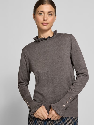 Vrouwenmodel draagt Strickpullover met opstaande kraag en ruches model 'Katie' van FREE/QUENT, regular fit, knopen op mouw, voorkant bovenlichaam close-up.