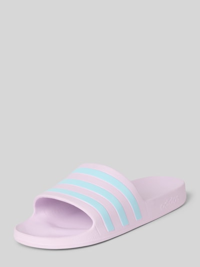 Produktfoto, Pantoletten mit Kontraststreifen von adidas Sportswear in Two-Tone-Optik, abgerundete Schuhspitze, flache Absatzform, Schlupf/offen, glatte Sohle, Materialverarbeitung aus Kunststoff